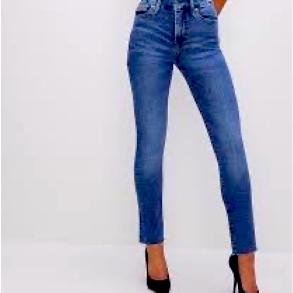 GOOD AMERICAN SKINNY LEGS WITH CROPPED RAW HEM!